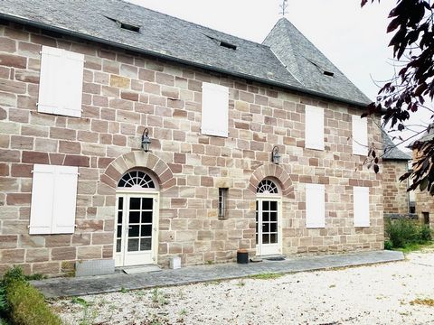 Belle demeure d'un ancien Hotel Prestigieux dans le bourg de Varetz proche de Brive.et l"A20
