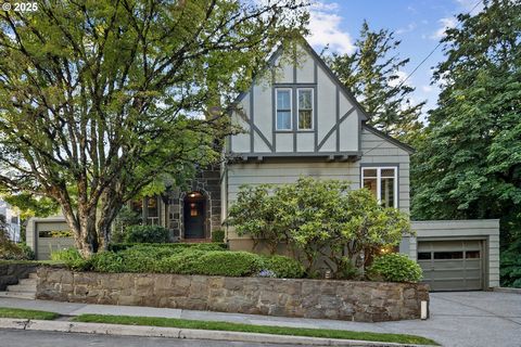 Grote prijsverbetering! Enorme waarde voor deze buurt. Buitengewoon landgoed van een halve hectare met 2 kavels in het felbegeerde Council Crest. ————— Gelegen net onder het weidse uitzicht op Council Crest Park aan het einde van een rustige straat, ...