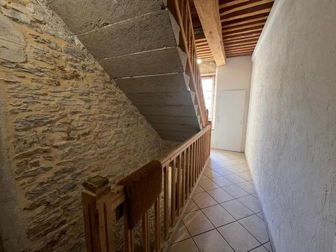 DUPLEX ENTIEREMENT RENOVE AU DERNIER ETAGE D'UN IMMEUBLE HYPER CENTRE DE CREMIEU 38460