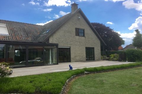 Cette maison de vacances spacieuse dans le village de Groede est faite pour passer de merveilleuses vacances. Elle dispose d'un grand salon moderne et confortable avec un poêle à palettes confortable. La grande porte coulissante donne accès à la terr...
