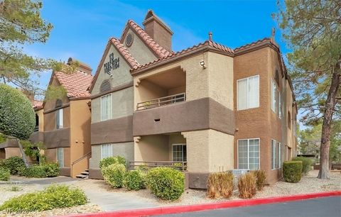 Communauté fermée de gardien située dans la résidence à Canyon Gate. Ce condo d’unité de coin au rez-de-chaussée, comprend 2 chambres séparées l’une de l’autre avec salles de bains privées, walk/in closet. Le salon dispose d’une cheminée à gaz, la sa...