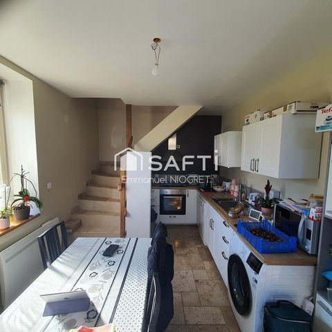 Petit immeuble avec 2 grands logements en bon état