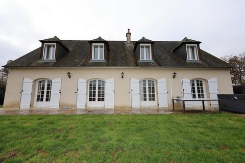 Belle propriété avec espace équestre 6 boxes et manège couvert