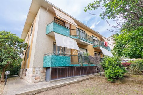 Beinasco, proponiamo in vendita intera palazzina libera su quattro lati. Graziosa palazzina anni '60 in buono stato di conservazione sita in zona centrale, ma residenziale e tranquilla. Con una superficie che supera i 450 mq lo spazio è così suddivis...