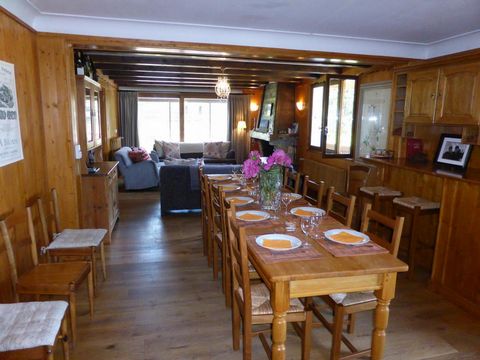 The chalet Buchan is located in the village center of Les Contamines. This chalet for 15 people, on 2 floors is situated 1.2 km from the ski slopes and ski lifts. You will find the shuttle stop at about 100 m. You will have a South/West exposure and ...
