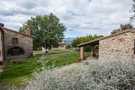 REDUCED BY €200,000 (from €800,000 ) Situated in the countryside of Parrano, typical stone built country house with annex and guest house. REDUCED BY €200,000 (from €800,000 ) Situated in the countryside of Parrano, typical stone built country house ...