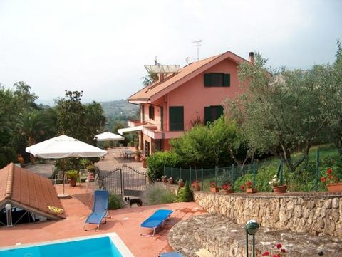 Villa on three levels completely restored, with swimming pool. Villa on three levels completely restored, with swimming pool. The first floor consists of a living room with fireplace, a living room with large windows overlooking the garden, a kitchen...