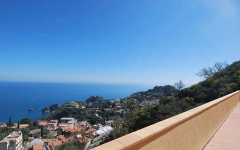 Penthouse with a breathtaking view over the Bay of Taormina, located on the 8th floor. Penthouse with a breathtaking view over the Bay of Taormina, located on the 8th floor. The apartment was built in 2009 and it is now sold fully furnished. It compr...