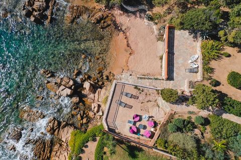 Questa bella casa vacanze di 120 m² è dotata di una piscina privata e di una posizione privilegiata in riva al mare. Il piacevole giardino e le terrazze sono molto adatti per rilassanti serate con i vostri cari. La casa è l'ideale per vacanze soleggi...