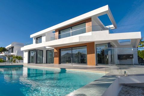 South facing, modern new build villa not far from Moraira's beaches and town. This property enjoys open and sea views and was built in 2020. On the ground level we have the open plan living / dining area, with access to the 10x4m pool with summer kit...