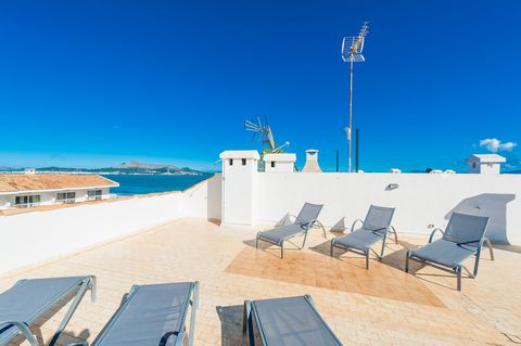 Bonito apartamento, con inigualables vistas a la playa de Puerto de Alcúdia, con capacidad para 6 personas. Tras una entretenida mañana o un largo día de playa, no podrán acabar culminar de mejor forma que aclarándose en la ducha exterior y comiendo ...