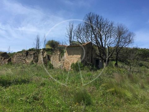 It is a land with a ruin, in a bucolic place that combines the tranquility of space with the unobstructed view over the horizon, located about 35 km from Lisbon. It has more than 3.3 ha, being situated in an agricultural area and very quiet of the Un...