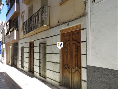 Dieses 491 m² große Anwesen mit 6 Schlafzimmern und einem großzügigen Stadtgrundstück von 318 m² befindet sich mitten in Alcaudete in der Provinz Jaen in Andalusien, Spanien, und hat das Potenzial, ein prächtiges Zuhause mit seinen originalen Holzbal...