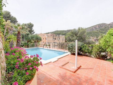 In the fantastic area of Bellamar, surrounded by mountains, nature and tranquility we locate this incredible detached house of 416m2 on a plot of 1000m2 with private garden, swimming pool, relaxation area and barbecue. The property is ideal for inves...