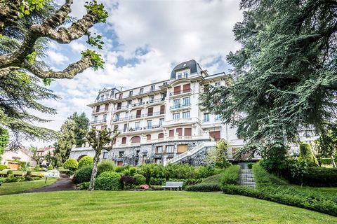 In the heart of a historic residence in Evian, linked to several important moments in the history of the 20th century, a magnificent 230 m2. flat on the ground floor with meticulous finishing touches, in a unique setting, in the heart of a park with ...