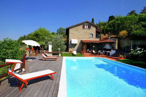 Located near Castiglion Fiorentino, this villa has 4 bedrooms and accommodates 8 people. This luxurious villa has a swimming pool and offers stunning views of the valley. It also features a wood oven where you can make your own pizzas, making this th...