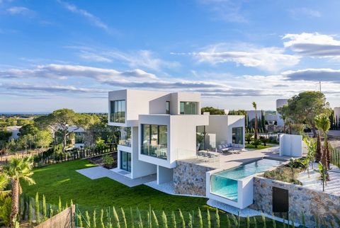 Luxe KEY READY villa op Las Colinas Golf, gelegen op een groot perceel van 1.075m2 met uitzicht over de golfbaan vanaf de verhoogde positie. Een grote 240m2 bebouwde woning met 3 slaapkamers en 4 badkamers, er is een slaapkamer op elke verdieping van...