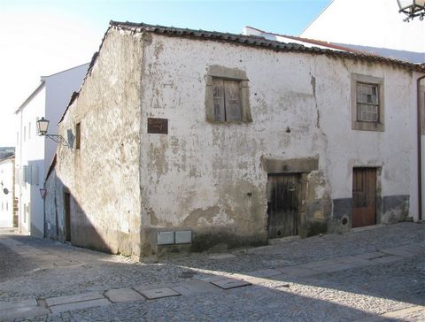 Property to restore in the historic area of Miranda do Douro. Property located on Rua da Trindade, right in the center of the historic area of the city, close to the Cathedral, Church of the Triune Friars, City Hall, Museum, other monuments, commerce...