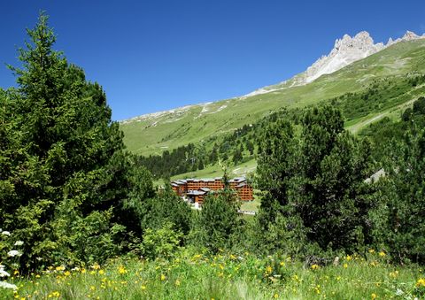 VOTRE RÉSIDENCE PREMIUM Les Crêts Intimiste, cette confortable résidence 4 étoiles au style savoyard se dresse dans un environnement boisé et panoramique, un peu à l'écart de la station de Méribel-Mottaret, à 1 750 m d'altitude et offre un accès skis...