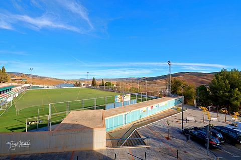 Three bedroom apartment situated with stunning views in an enviable location across from the town's sports facilities and close to supermarkets, shops bars and restaurants in Alhama de Granada. Located on the first floor of only two this three bedroo...