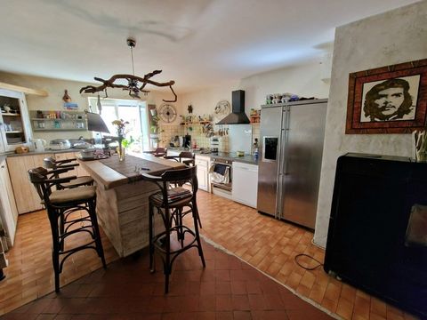 La Garde, proche de Castellane, lac de Castillon, à 1h15 de Cannes. Maison 3 pièces de 100 m² réparti sur 4 niveaux au cur du village accessible en voiture. Cette maison se compose en rez-de-chaussée d'une belle pièce de vie de 30 m² avec cuisine amé...