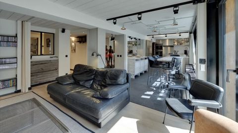 GADAIT INTERNATIONAL offers you an ideal location in the prestigious resort of Val d'Isère! Right on the snow front and close to all amenities, we are offering for sale this 82m2 apartment, which has been tastefully renovated throughout. It has an en...