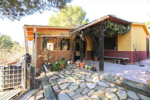 Excellent opportunity to acquire a Villa in the Finca Terol Urbanization in the town of Tibi. It is a house on one floor, with a large living room with fireplace, equipped kitchen, 3 bedrooms and a bathroom. Located in a beautiful rural environment, ...