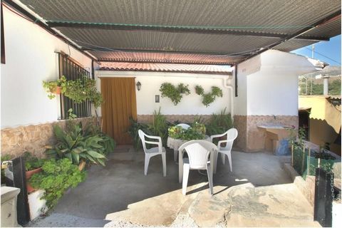 House of 101 meters built on a plot of 863 meters located in Barriada Río Bermuza (Canillas de Aceituno).The house consists of a covered porch, a large living room with a fireplace and a dining area, three bedrooms, a bathroom and a separate kitchen....