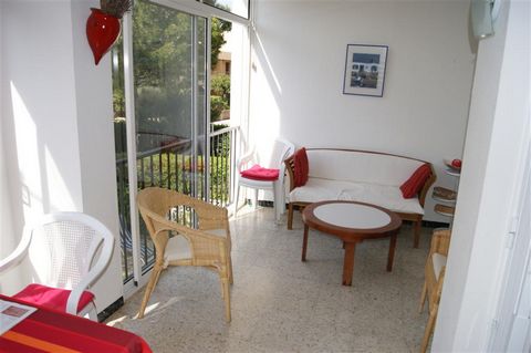 Este acogedor apartamento se encuentra en Rosas, Costa Brava, en la provincia de Gerona, Cataluña. Rosas se encuentra en la costa norte del Golfo de Roses, al sur del Cabo de Creus. El alojamiento está situado en una zona tranquila dentro de una urba...
