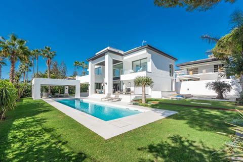 This exceptional brand-new villa has an elegant and modern design complemented by the latest technology and the highest quality standards. The villa is built over 3 levels plus a solarium terrace with plunge pool and amazing views over the beach and ...