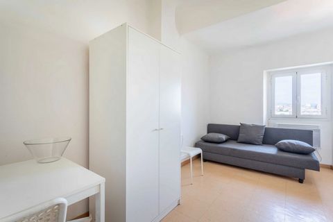 Looking for a comfortable pied-à-terre to explore the beautiful city of Marseille? Look no further! Our ideally located studio in the heart of the historic district offers everything you need for an unforgettable stay. This is a 13m² studio located o...
