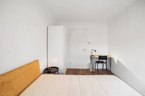 Welcome to your new home. This large apartment convinces with bright and modern rooms. The fully equipped kitchen invites you to cook evenings and nice conversations. What's in the private bedroom? Stylish furniture Writing desk & chair 140x200cm mat...