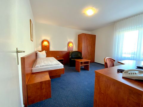 If you need an accommodation in Offenbach for several months or you work in Frankfurt am Main and the Rhine-Main area, then you will feel at home with us! We offer you a 26 square meter one-room apartment. It is equipped with quality and comfortable ...