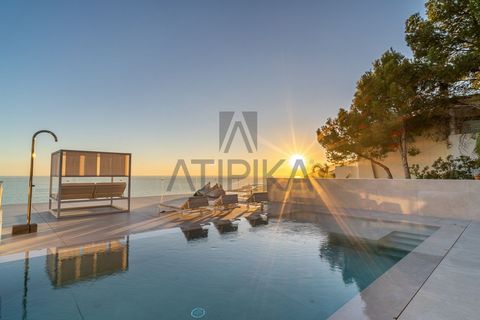 The property stands out for its impressive panoramic views spanning the Garraf surroundings to the waters of the Mediterranean. Each floor has been designed to maximize the entry of natural light, creating an elegant and pleasant living experience. W...