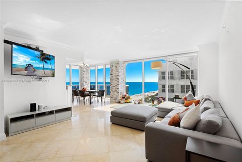 Ten przytulny narożny apartament z trzema sypialniami i trzema łazienkami oferuje bezpośredni widok na ocean, położony w tętniącej życiem dzielnicy Miami Beach. Posiada dwa balkony i marmurowe podłogi, które wzbogacają przestrzeń o obfite naturalne ś...