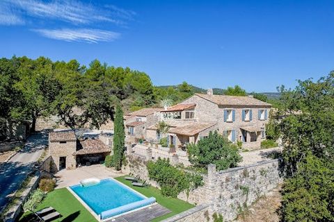Notre agence immobilière, Provence Home, vous propose cette propriété exceptionnelle à la vente, idéalement située entre Gordes et Murs, offrant une vue panoramique imprenable sur la campagne environnante. Cette propriété en pierre se compose de la b...
