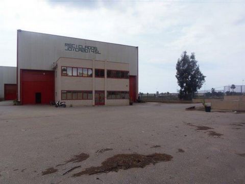 Commercial warehouse for sale in Palomares on the Costa de Almería. The warehouse is 1,585sqm in size on a 3,127sqm plot and can be used for wholesale. It has a reception and fully-furnished offices and toilets. With all electricity and water service...