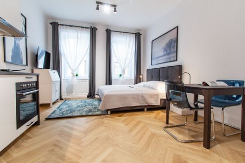 Its central location makes this apartment perfect for everyone who wants to experience the best of Vienna. Relax in the cosy double bed in this comfortable studio apartment. You can make your plans for the next day in Vienna on the comfortable sofa o...