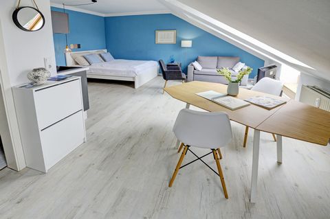 Das elegant und hochwertig eingerichtete Studio-Apartment befindet sich im Dachgeschoss einer gepflegten und idyllisch am Strand gelegenen Wohn- und Ferienanlage. Das Apartment ist mit einem Doppelbett (1,60m x 2,00m) mit sehr hochwertigen physiother...