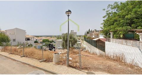 Grundstück für den Bau eines Hauses in einer Gegend mit hoher Lebensqualität, Moncarapacho, Olhão an der Algarve. Dieses Grundstück bietet eine Gesamtfläche von 379 m2 und einen herrlichen Blick auf die Landschaft. Es ist für den Bau einer Villa in e...