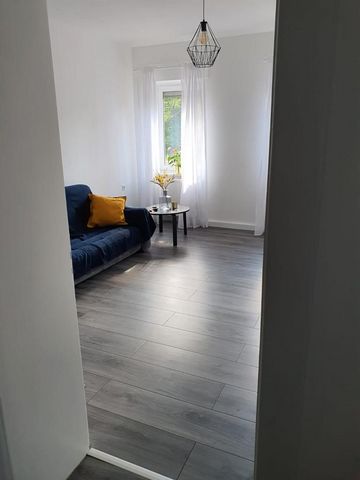 This 80sqm apartment is currently being renovated and will be available from mid-December. The apartment consists of a modern daylight bathroom with shower and a large window. The new kitchen offers everything you need: coffee machine, free-standing ...