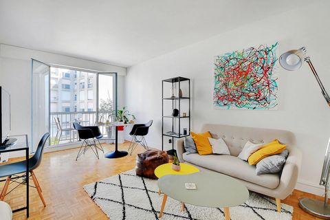 This beautiful studio apartment, renovated and decorated with taste, is located on the 9th floor with elevator of a modern building. In the heart of Paris, this 30m2 apartment is composed as follows - A living room with a sofa and a sleeping area (do...