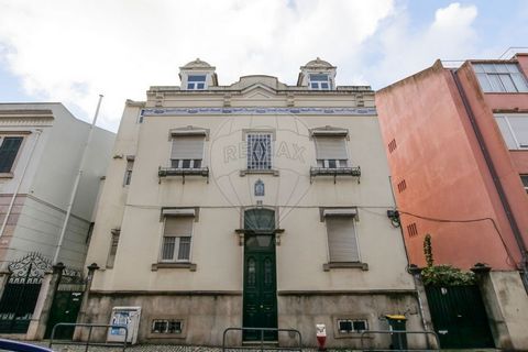 Description Immeuble à vendre Vivre dans le centre de Lisbonne dans une maison de charme et d’histoire ? Je vous présente un immeuble à Campolide en propriété totale avec 4 étages, garage et jardin, donnant sur les Amoreiras. Chaque étage dispose d’u...