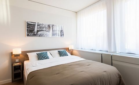 The fully equipped studio apartment is perfect for a carefree stay in Frankfurt. The kitchen has a stove and a microwave, a fridge with a freezer compartment, a dishwasher, and a coffee machine as well as a toaster. Pots, pans, crockery and cutlery c...