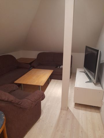 Secluded upper apartment as a fitter's apartment. One 2-bed room, one 3-bed room. Shared bathroom, shared room with TV and shared kitchen with dishwasher, microwave and freezer,