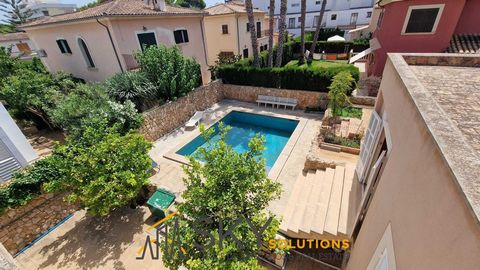 Sky Solutions verkoopt exclusieve vrijstaande villa met zwembad van 25 m2, op slechts 100 meter van het strand, in Playa de Palma. Geniet van een exclusieve levensstijl in deze ruime woning met een indrukwekkend perceel van 771 M2, een verfrissend zw...