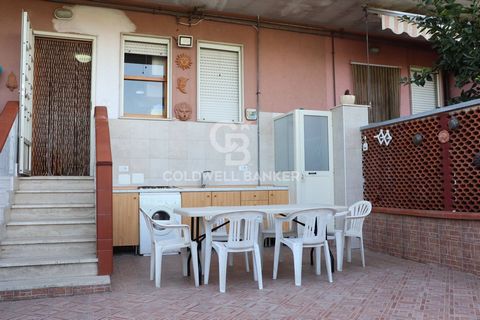 In Agropoli, in the charming Mattine area, we offer for sale a bright and comfortable 2-room apartment, located on the mezzanine floor with its own paved courtyard. The entrance to the apartment opens onto a welcoming living room with kitchenette, id...