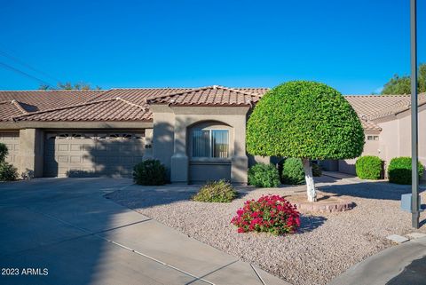 Make Offer! This 2 bedroom, 2 bath attached patio home in the sought after Verde Groves gated Mesa Community. This beautiful Heritage floorplan offers you a clean slate to bring your creativity. Relax and enjoy the covered patio overlooking your priv...