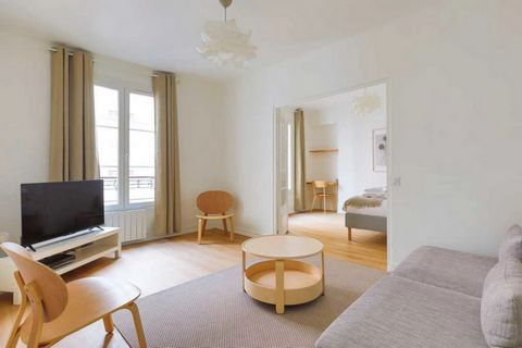 This is a one-bedroom flat on the 3rd floor (no lift) of a building close to the Canal Saint-Martin. This is a lively, bustling district, ideal for those who want to take advantage of all that the French capital has to offer. You will appreciate its ...