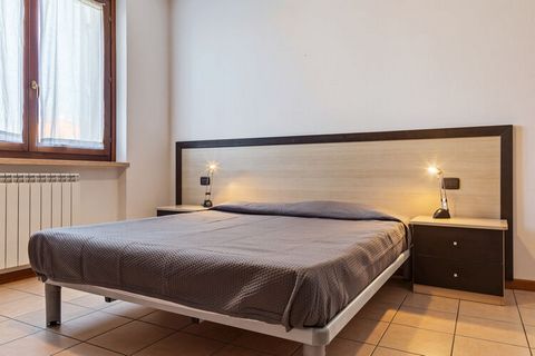 Questo cottage a Lazise, una città turistica sul Lago di Garda, è dotata di 2 camere da letto e una piscina in comune. Ti invita a trascorrere una vacanza rilassante con una famiglia o un gruppo di 6 persone. Lazise è una destinazione turistica popol...